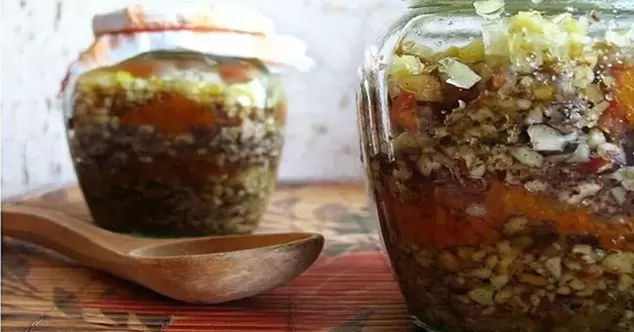 una mezcla de nueces con miel para potenciar