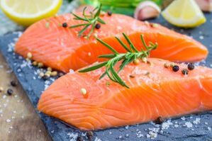 Filete de salmón en la dieta de un hombre con libido reducida.