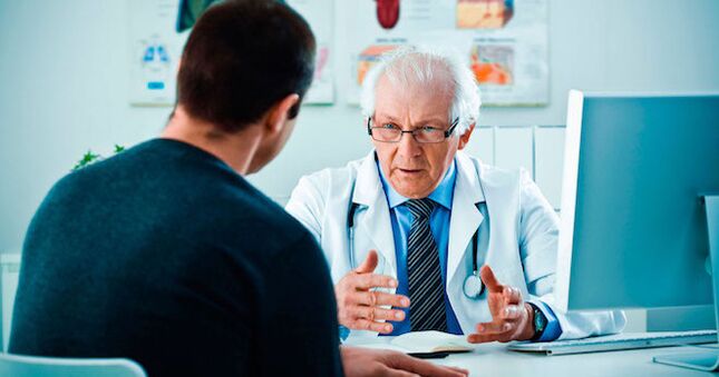 Un médico aconseja a un hombre sobre medicamentos para aumentar la potencia.