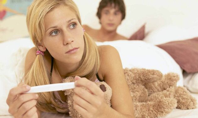 Una niña con una prueba de embarazo